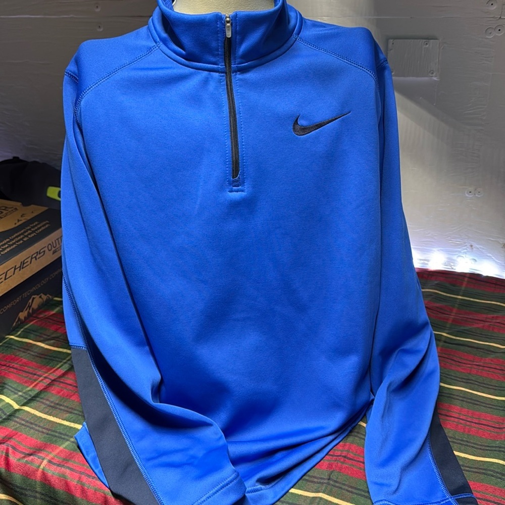 Men’s Nike Therma fit sweater like hoodie size large New